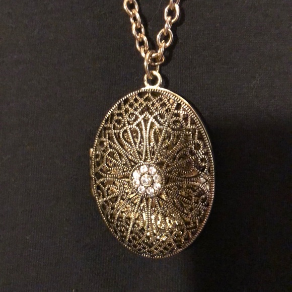 NWT Chico’s Locket Pendent Necklace - Picture 3 of 7